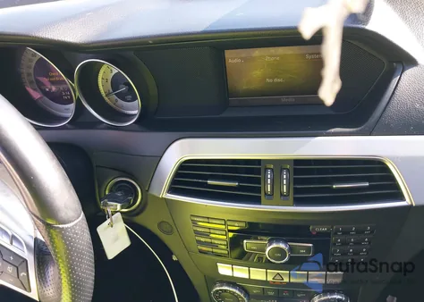 2013 Mercedes-Benz C 250 Sport z USA, uszkodzony, nr VIN WDDGF4HB5DR275509